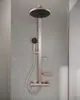 Duschsystem von Ideal Standard mit einem großen Kopfbrausenarm, Handbrause und zwei Ablagen, montiert an einer grauen Fliesenwand.